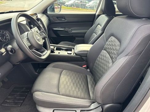 Used 2024 Nissan Pathfinder S image 9