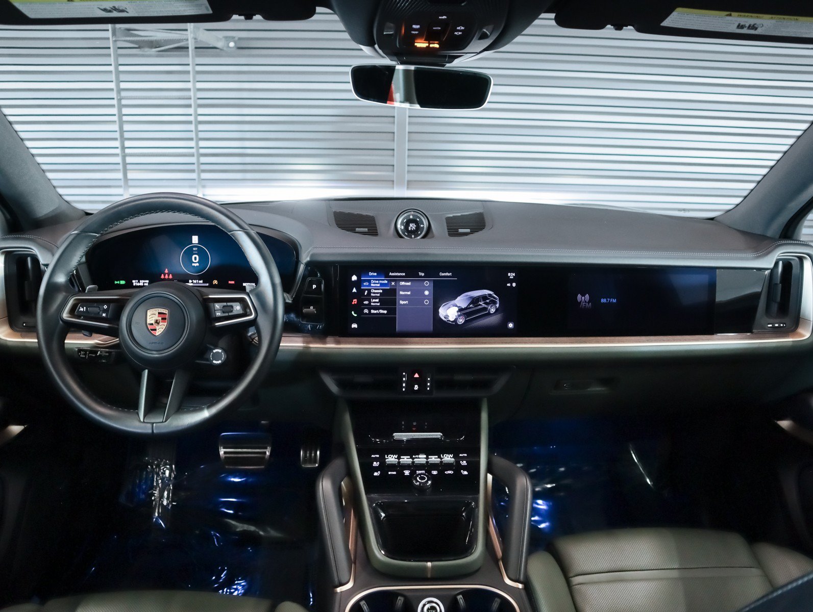 Certified 2024 Porsche Cayenne w/ Premium Package AWD/4WD image 14