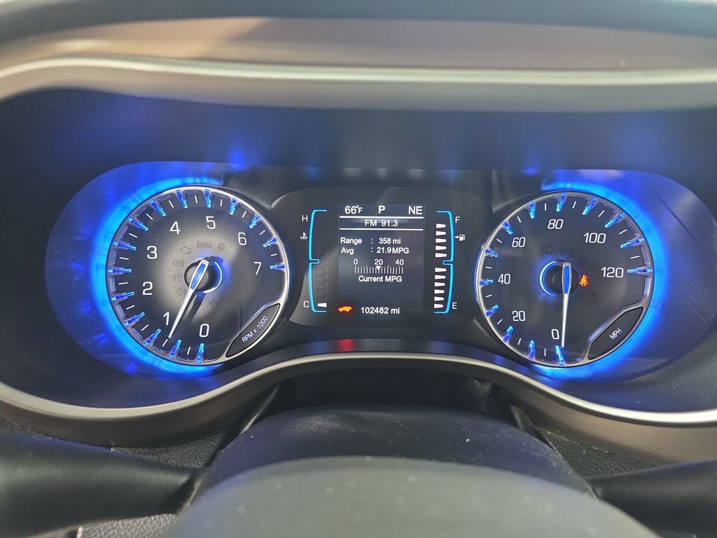 Used 2017 Chrysler Pacifica Touring-L w/ Tire & Wheel Group FWD image 21