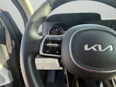 Used 2024 Kia Carnival LX FWD image 18