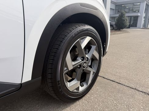Certified 2025 Hyundai Venue SEL image 19