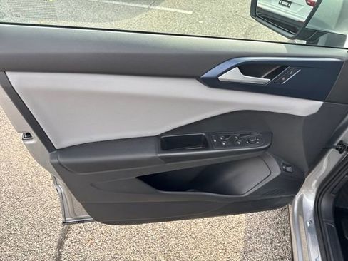 Certified 2023 Volkswagen Taos SE w/ Panoramic Sunroof Package image 11