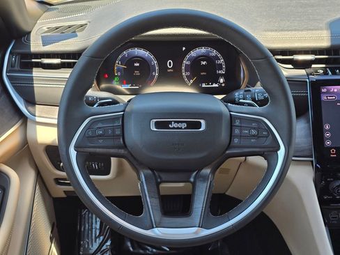 Used 2025 Jeep Grand Cherokee Limited AWD/4WD image 7