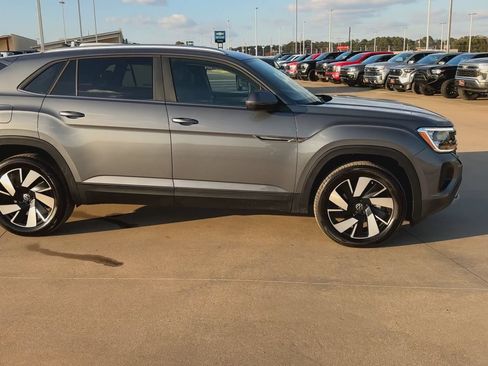 Used 2025 Volkswagen Atlas Cross Sport SE FWD image 2