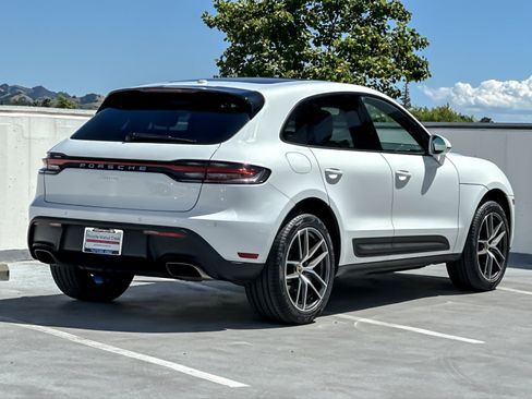 Certified 2025 Porsche Macan image 8