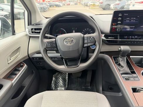 Used 2023 Toyota Sienna LE FWD image 13
