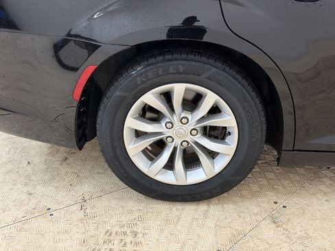 Used 2020 Chrysler 300 Touring RWD image 12