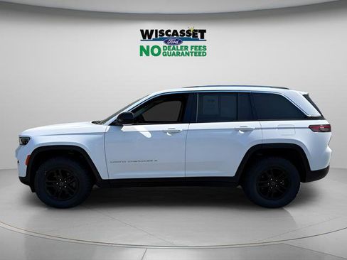 Used 2023 Jeep Grand Cherokee Laredo AWD/4WD image 2
