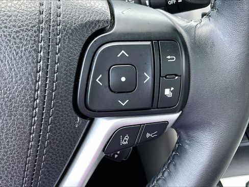 Used 2018 Toyota Highlander Plus FWD image 22