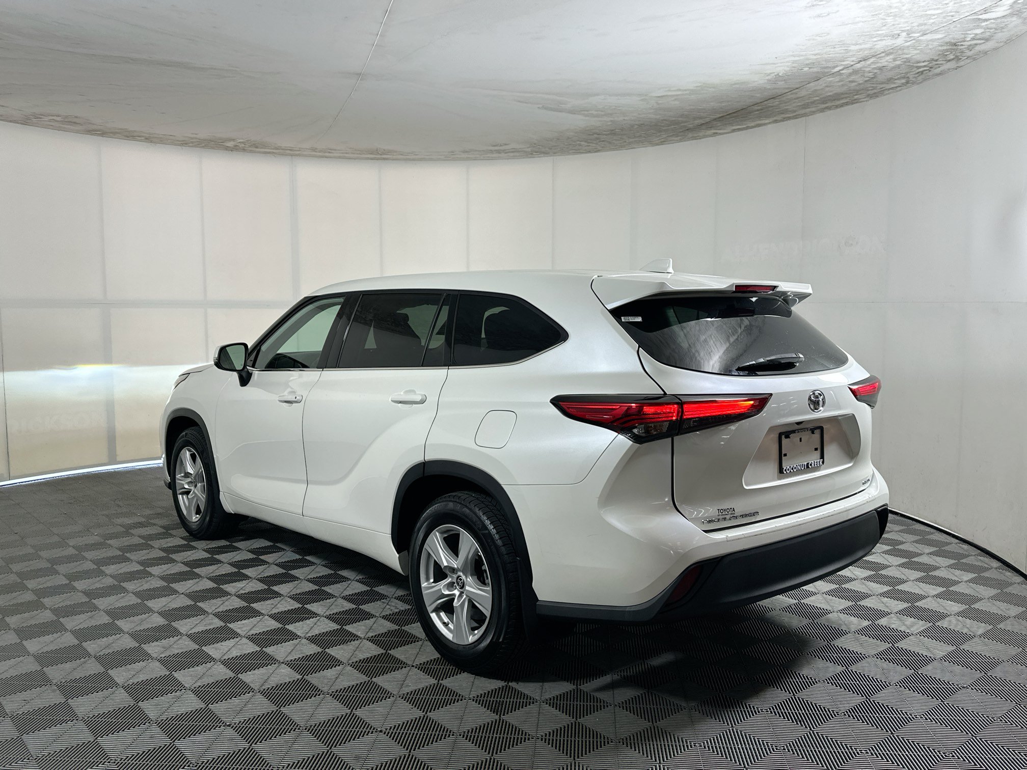 Used 2021 Toyota Highlander L AWD/4WD image 5
