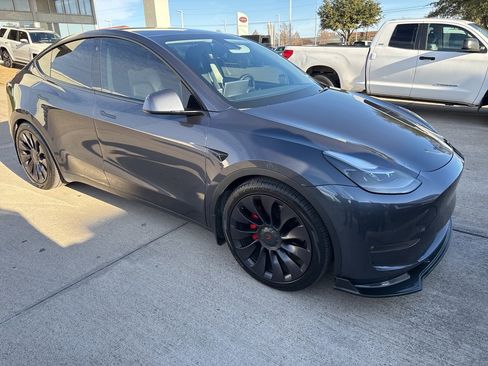 Used 2022 Tesla Model Y Performance image 3