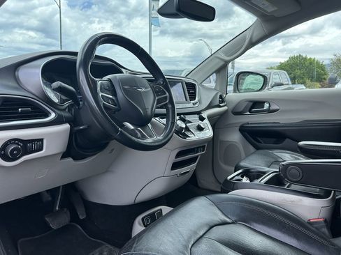 Used 2020 Chrysler Pacifica Touring-L FWD image 24
