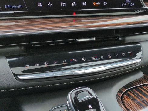 Used 2023 Cadillac Escalade Premium Luxury image 31