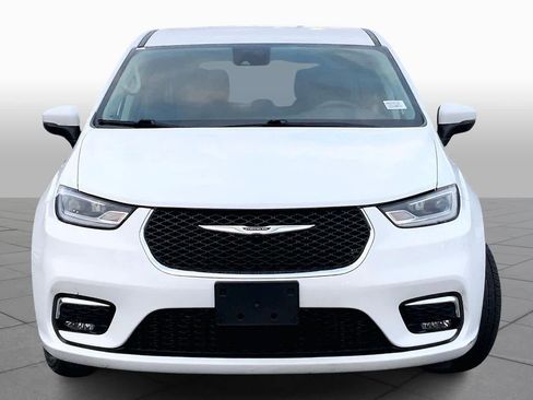 Used 2023 Chrysler Pacifica Touring-L image 3