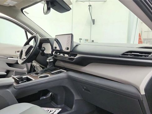 Used 2024 Toyota Sienna XLE image 30