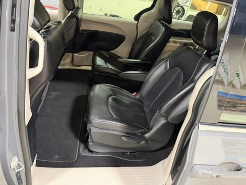 Used 2023 Chrysler Pacifica Touring-L FWD image 39