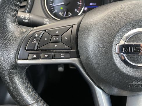 Used 2020 Nissan Rogue SV image 6