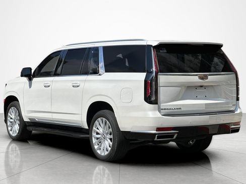 Used 2024 Cadillac Escalade ESV Luxury RWD image 3
