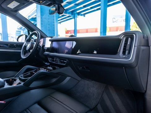 Certified 2025 Porsche Cayenne E-Hybrid AWD/4WD image 32