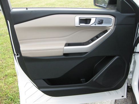 Used 2023 Ford Explorer Limited w/ Equipment Group 301A image 11