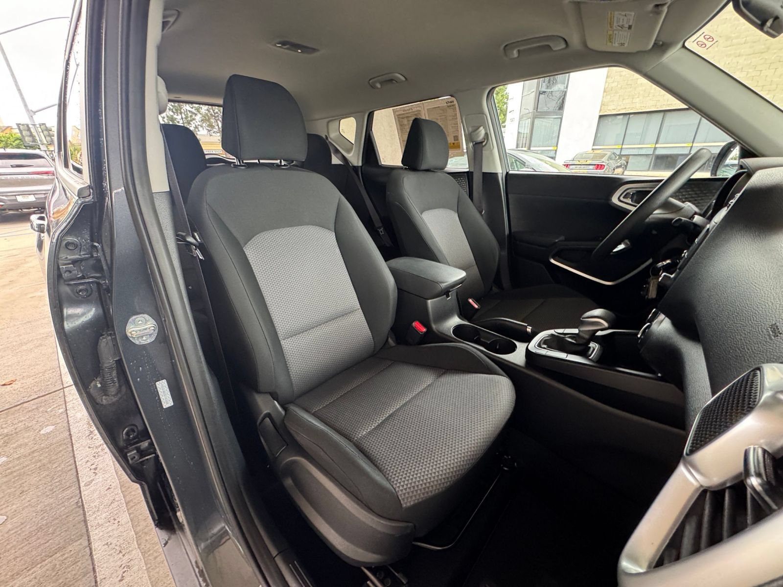 Used 2025 Kia Soul LX w/ LX Technology Package FWD image 33