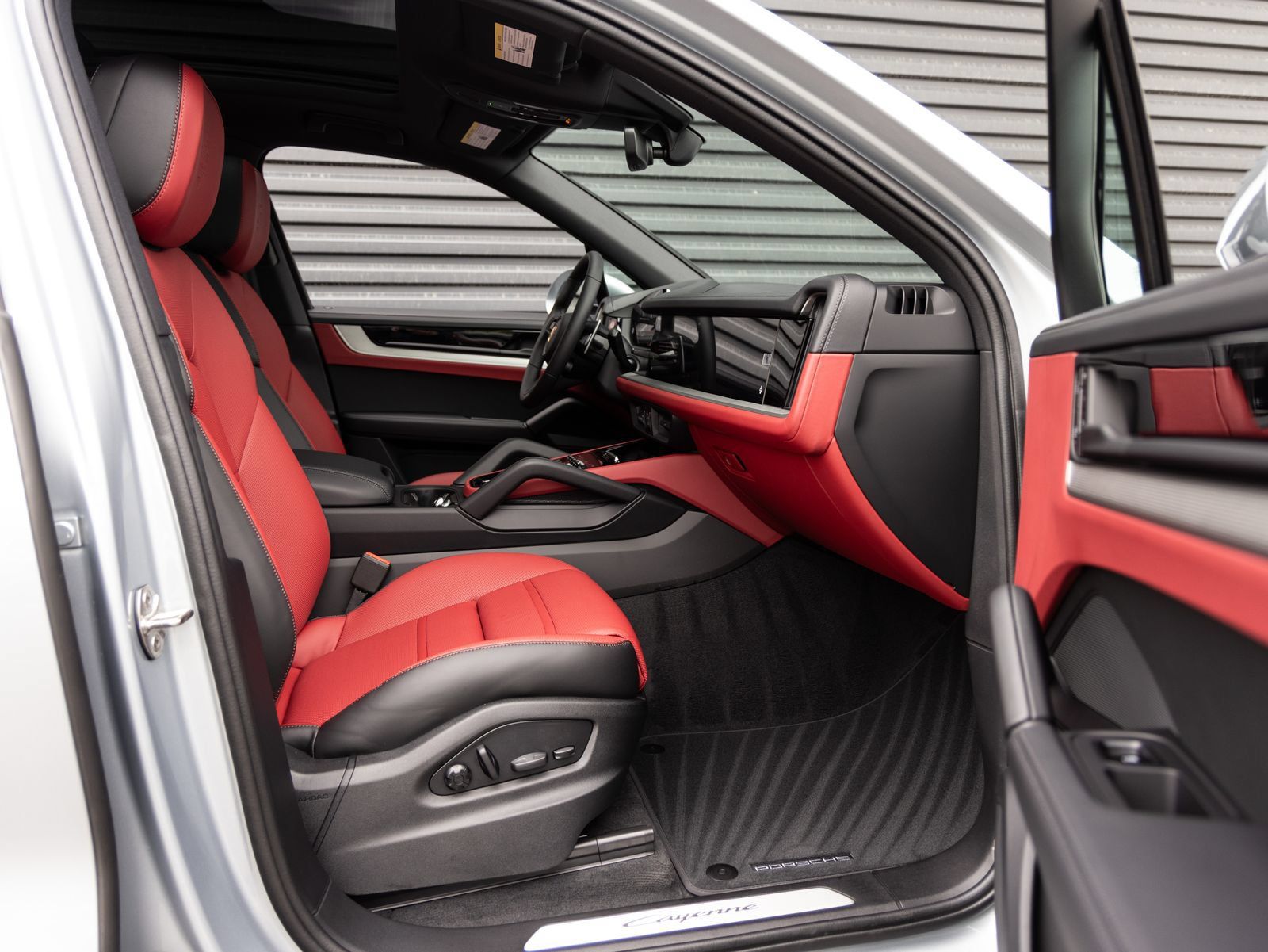 Certified 2026 Porsche Cayenne AWD/4WD image 32