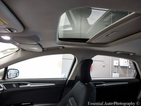 Used 2015 Ford Fusion SE FWD image 11