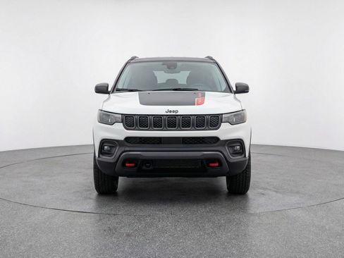 Used 2025 Jeep Compass Trailhawk w/ Trailer Tow Group AWD/4WD image 2