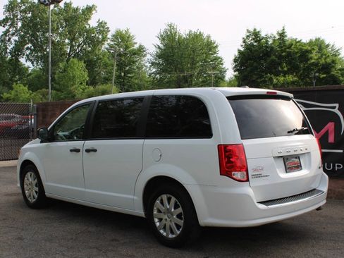 Used 2019 Dodge Grand Caravan SE w/ UConnect Hands-Free Group FWD image 3