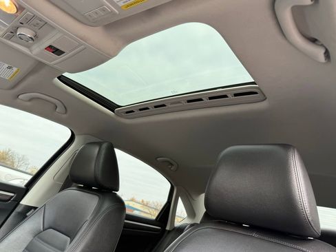 Used 2017 Volkswagen Passat 1.8T SEL Premium image 13