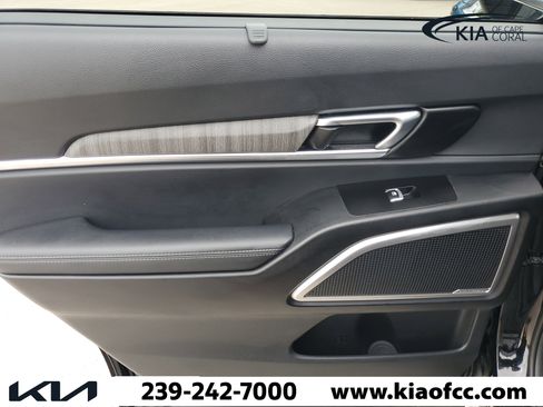 Certified 2024 Kia Telluride EX w/ EX Captain's Chair Package FWD image 15