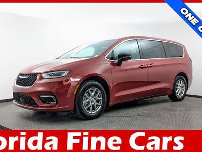 Used 2025 Chrysler Pacifica Select