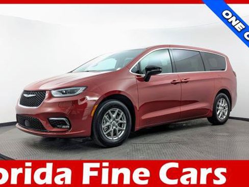 Used 2025 Chrysler Pacifica Select FWD image 1