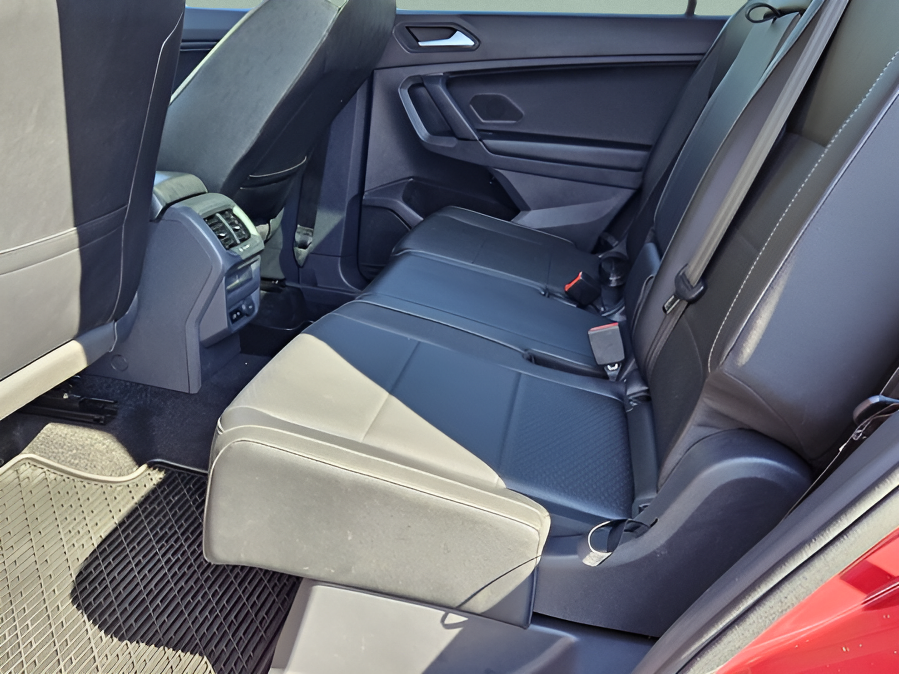 Used 2019 Volkswagen Tiguan SE w/ Panoramic Sunroof Package FWD image 10
