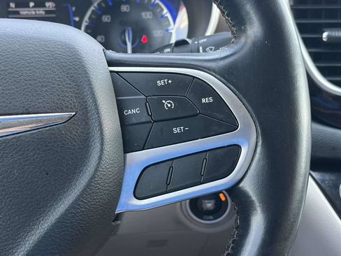 Used 2018 Chrysler Pacifica Touring-L FWD image 27
