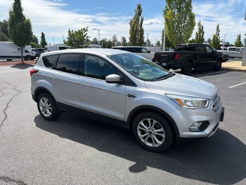 Used 2019 Ford Escape SE FWD image 2