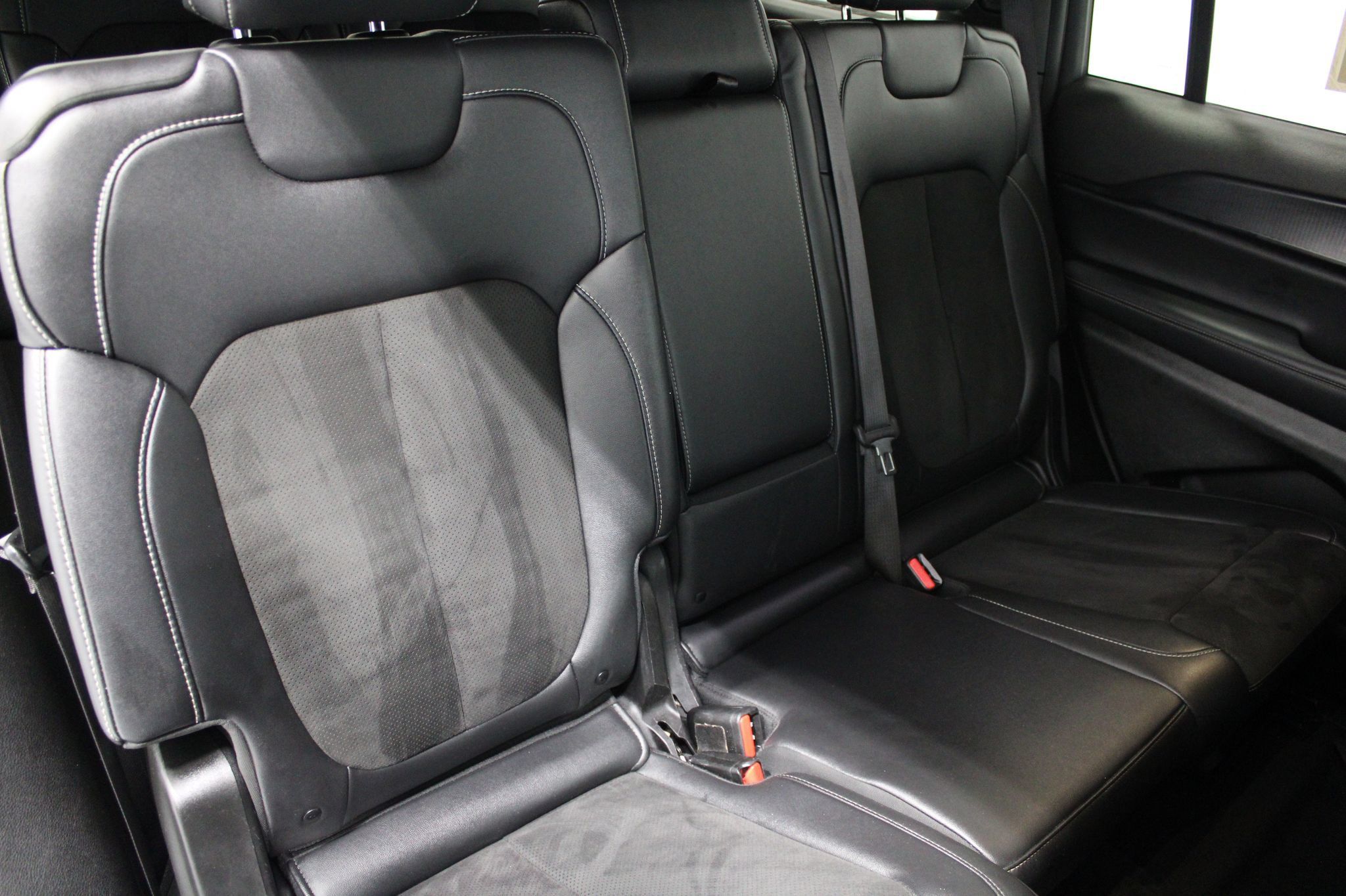 Used 2023 Jeep Grand Cherokee L Laredo AWD/4WD image 26