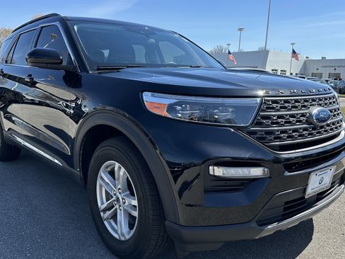 Used 2022 Ford Explorer XLT w/ Equipment Group 202A AWD/4WD image 2