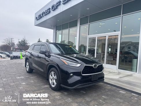 Used 2021 Toyota Highlander LE image 1