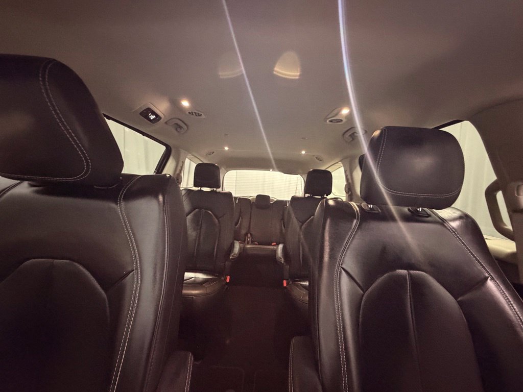 Used 2023 Chrysler Pacifica Touring-L FWD image 23