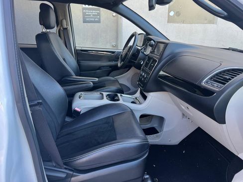 Used 2018 Dodge Grand Caravan SXT FWD image 23