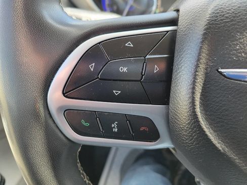 Used 2023 Chrysler Pacifica Touring-L image 19