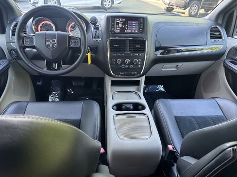 Used 2017 Dodge Grand Caravan SXT FWD image 16