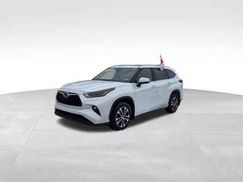 Certified 2023 Toyota Highlander XLE image 1
