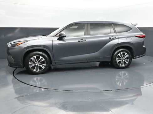 Used 2023 Toyota Highlander XLE image 2