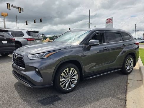 Used 2023 Toyota Highlander Platinum FWD image 3