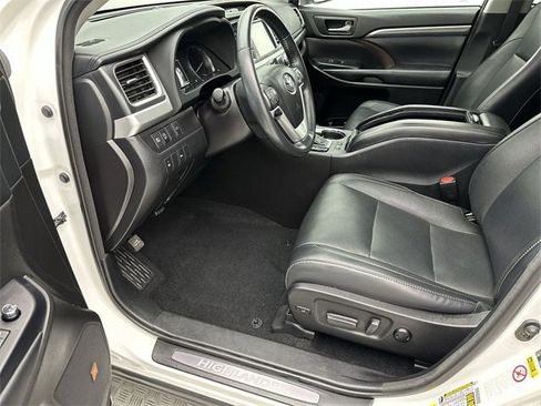 Used 2018 Toyota Highlander Limited image 11