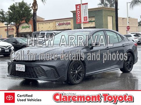 Used 2025 Toyota Camry SE image 1