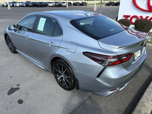 Used 2024 Toyota Camry SE FWD image 5