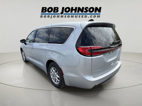 Used 2024 Chrysler Pacifica Touring-L FWD image 5